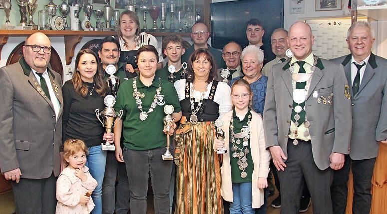 Die Majest&auml;ten, Vereinsmeister und Pokalgewinner der Gro&szlig;enbucher Sch&uuml;tzen.