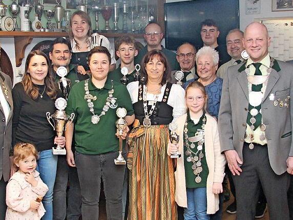 Die Majest&auml;ten, Vereinsmeister und Pokalgewinner der Gro&szlig;enbucher Sch&uuml;tzen.