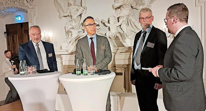 Die Talk-Runde: (v.l.) Stephan Elsner, Kay Schiebur, Peter Volk, Management Logistik der Baur-Gruppe, und Moderator Stefan Gagel.