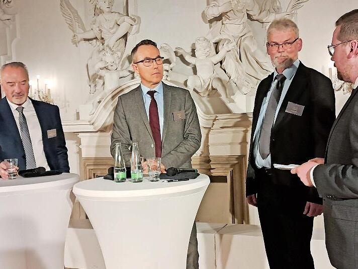 Die Talk-Runde: (v.l.) Stephan Elsner, Kay Schiebur, Peter Volk, Management Logistik der Baur-Gruppe, und Moderator Stefan Gagel.