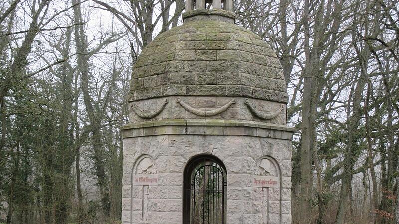 Saniert wird der auf dem Schlossberg stehende Pavillon, Gedenkstätte für die Gefallenen des Ersten Weltkrieges. Saniert wird der auf dem Schlossberg stehende Pavillon, Gedenkstätte für die Gefallenen des Ersten Weltkrieges.