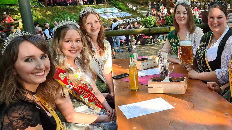 Viele Hoheiten waren zur Er&ouml;ffnung gekommen und leisteten Kirschenk&ouml;nigin Lena I. (Dritte v.l.) Gesellschaft .Forchheim & Fr&auml;nkische Schweiz