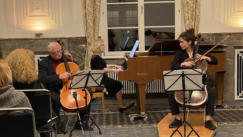 Die Cellistin Júlia Sofia Nagyová und die Pianistin Hana Forsterová beim Jubiläumskonzert 20 Jahre Hochschulpodium Bad Brückenau. Die Cellistin Júlia Sofia Nagyová und die Pianistin Hana Forsterová beim Jubiläumskonzert 20 Jahre Hochschulpodium Bad Brückenau.