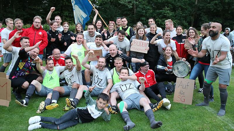 Rasenplaty-Party nach geschafften Klassenerhalt: die SG DJK Stadelschwarzach und ihre Fans