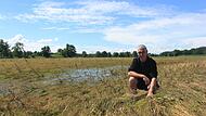 Zweieinhalb Hektar umfasst die Wiese von Markus Amtmann in Haid.  Ernten kann er das Gras wohl nur noch mit großer Mühe.