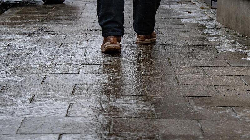 Blitzeis ist nicht nur für Autofahrer, sondern auch für Fußgänger enorm gefährlich.Forchheim & Fränkische Schweiz