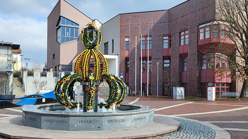 Rathaus Rödental Ostern 2025 Der Osterbrunnen vor dem Rödentaler Rathaus im Frühjehar 2025