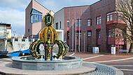 Der Osterbrunnen vor dem Rödentaler Rathaus im Frühjehar 2025
