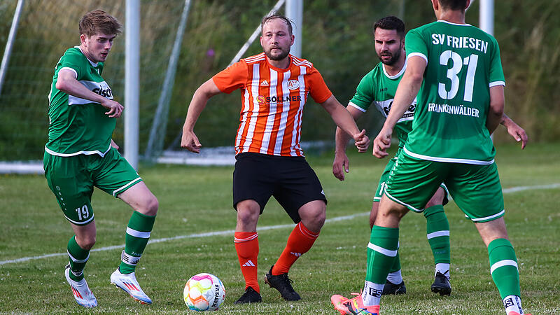 Kleintettaus Spielertrainer Andreas B&ouml;hnlein (Mitte), eingekreist von den Friesenern Leon Jakob, Nikolai  Altwasser und  Dustin Renk.