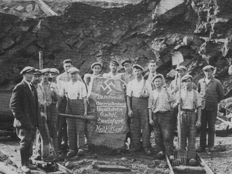 1935 hatte Hitler viele Anh&auml;nger in Deutschland. Auch in der Rh&ouml;n: Im Basaltwerk posieren Arbeiter rund um einen Gedenkstein, etwa um 1935 herum. Auf dem Stein ist ein Hakenkreuz zu sehen, darunter steht "Basaltwerk Oberriedenberg Basaltstein GmbH Schweinfurt Heil Hitler!"