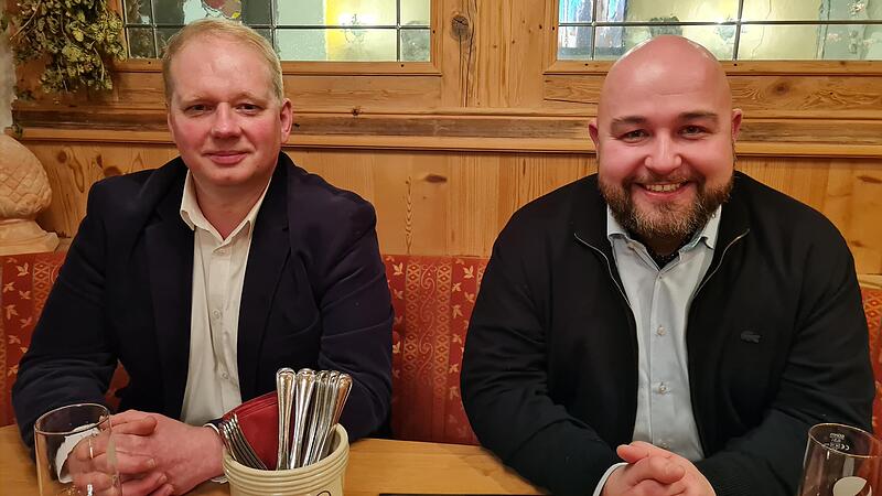 Zwei die sich gut verstehen: Jonas Geissler (r.) teilte bei einem Pressegespr&auml;ch in der Gastst&auml;tte &bdquo;&rsquo;s Antla&ldquo; mit, dass er seinen Fraktionsvorsitz im Kronacher Stadtrat an Martin Bittruf (l.) &uuml;bergibt.