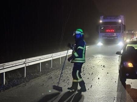 Die Feuerwehr Dechsendorf kümmerte sich um die Reinigung der Unfallstelle.