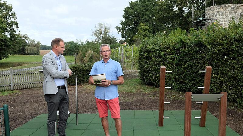 Bürgermeister Nico Rogge (links) und Werner Dengler (Vorsitzender Trimm-Dich-Verein Ebenhausen, rechts) Bürgermeister Nico Rogge (links) und Werner Dengler (Vorsitzender Trimm-Dich-Verein Ebenhausen, rechts)