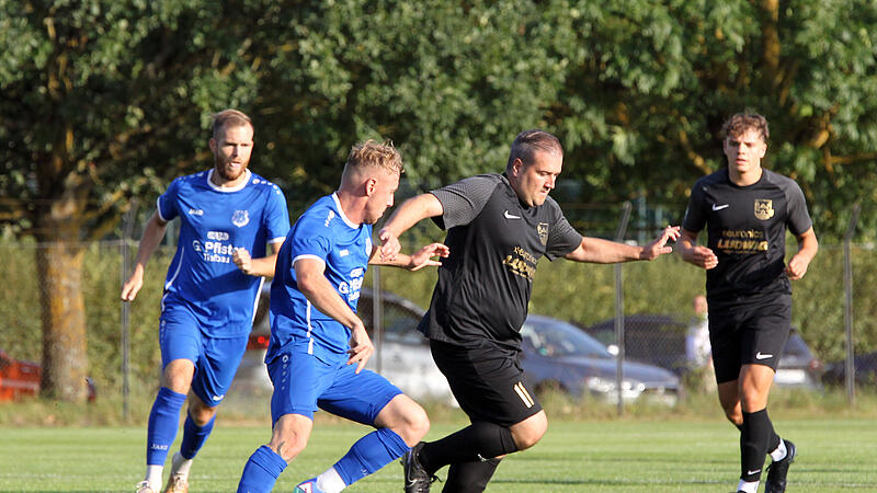 Marcel Kutzelmann (rechts, hier beim Ausw&auml;rtsspiel in Oberhaid) ist mit dem TSV Burgebrach weiter auf Kurs.