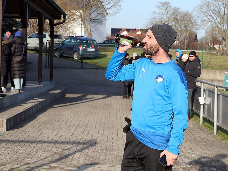 Trainer Tommy Grünert (Mitte) und seine Rattelsdorfer nutzten den angebrochenen Sonntag offenbar für das Teambuilding. Was er und sein Buttenheimer Kollege über den Spielausfall sagen, sehen Sie in unserem Video.
