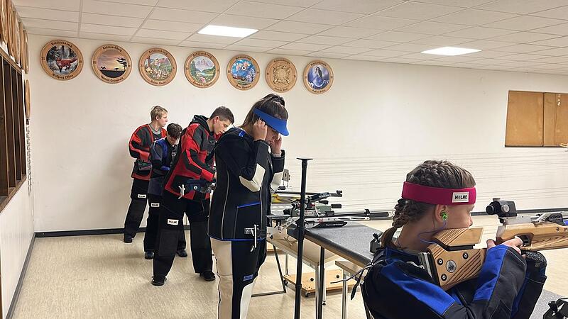 Die jugendlichen Nachwuchssch&uuml;tzen beim Training im Schie&szlig;stand