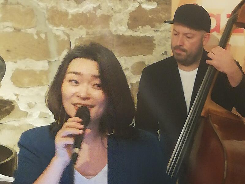 Song Yi Jeon singt im Schlossgewölbe in Höchstadt.
