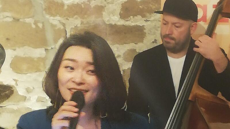 Song Yi Jeon singt im Schlossgewölbe in Höchstadt.