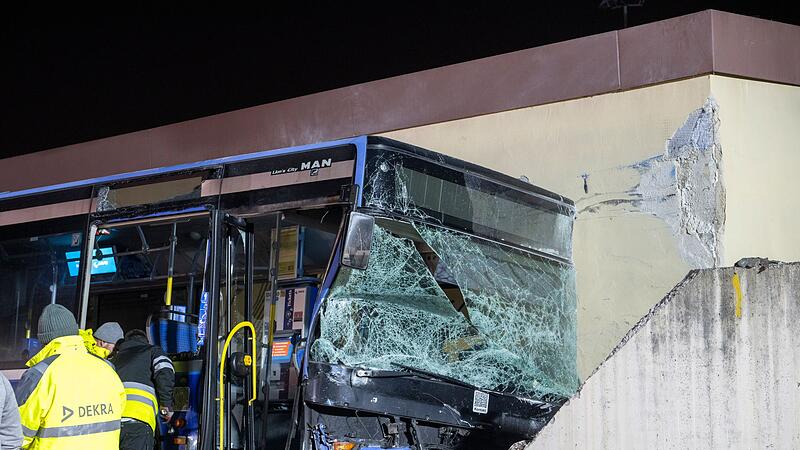 Bus gegen Hauswand