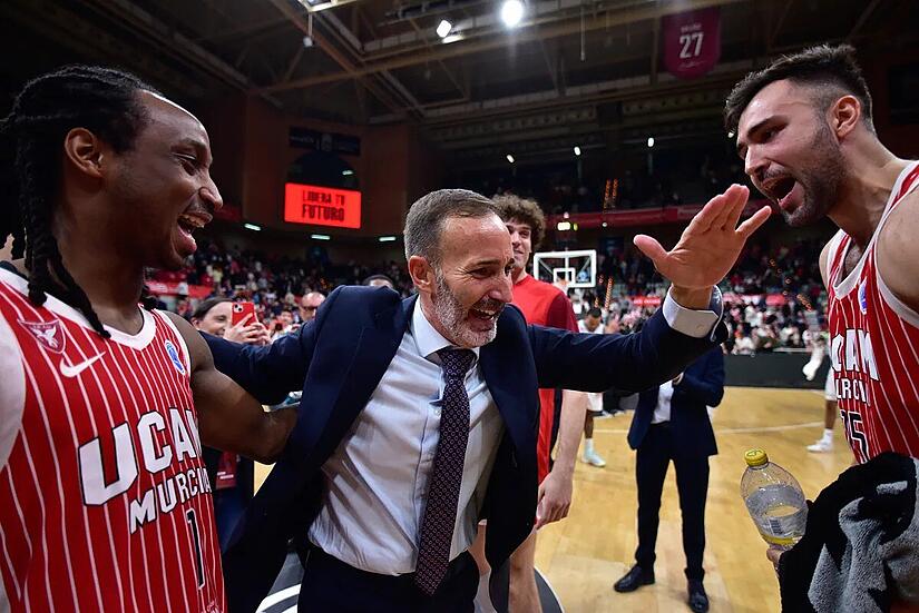 Sito Alonso (Mitte) ist bereits seit sieben Jahren Headcoach in Murcia. Im vergangenen Jahr überraschte sein Team als Vierter der Hauptrunde in der spanischen ACB. Sito Alonso (Mitte) ist bereits seit sieben Jahren Headcoach in Murcia. Im vergangenen Jahr überraschte sein Team als Vierter der Hauptrunde in der spanischen ACB.