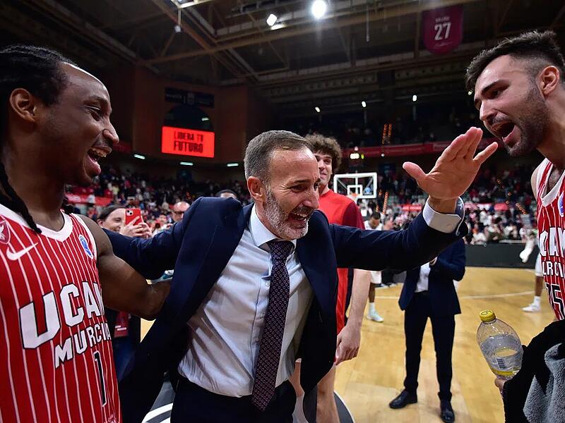 Sito Alonso (Mitte) ist bereits seit sieben Jahren Headcoach in Murcia. Im vergangenen Jahr überraschte sein Team als Vierter der Hauptrunde in der spanischen ACB. Sito Alonso (Mitte) ist bereits seit sieben Jahren Headcoach in Murcia. Im vergangenen Jahr überraschte sein Team als Vierter der Hauptrunde in der spanischen ACB.