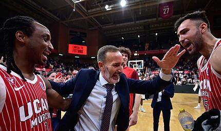 Sito Alonso (Mitte) ist bereits seit sieben Jahren Headcoach in Murcia. Im vergangenen Jahr überraschte sein Team als Vierter der Hauptrunde in der spanischen ACB. Sito Alonso (Mitte) ist bereits seit sieben Jahren Headcoach in Murcia. Im vergangenen Jahr überraschte sein Team als Vierter der Hauptrunde in der spanischen ACB.