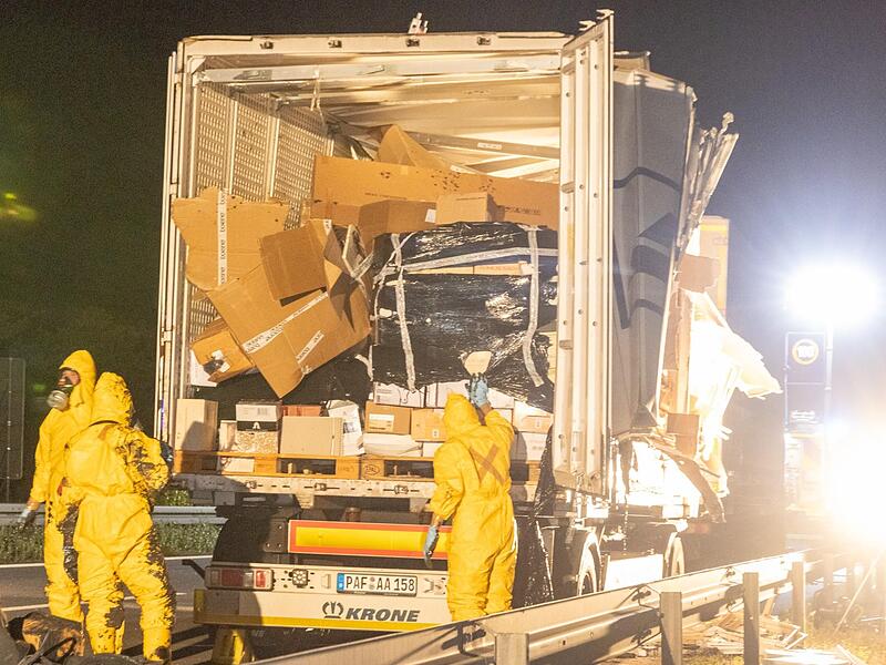 Die komplette Seite des Anhängers wurde durch den Aufprall eines anderen Lastkraftwagens aufgerissen.