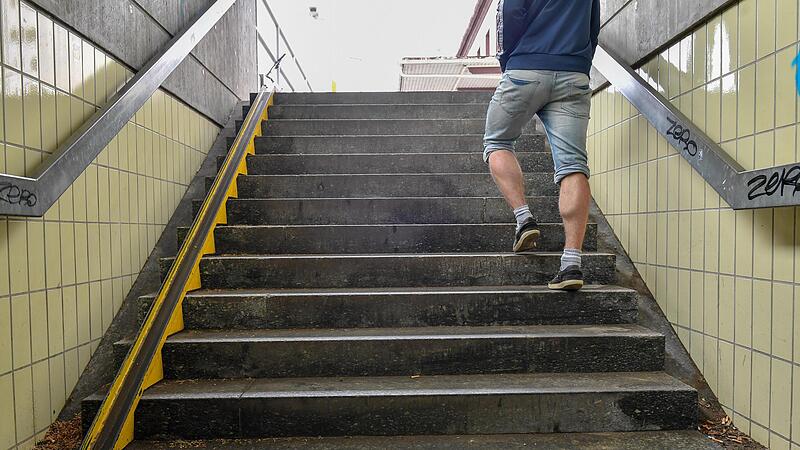 F&uuml;r Rollstuhlfahrer ein gro&szlig;es Hindernis: Die Stufen der Unterf&uuml;hrung unter den Gleisen des Hirschaider Bahnhofs