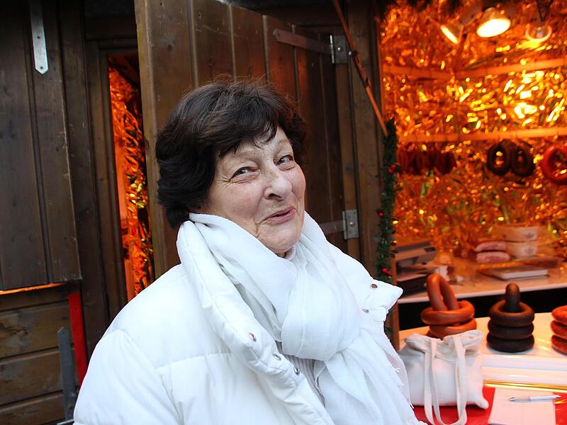 Vor 40 Jahren verkaufte Marianne Breitenberger erstmals Pasteten sowie Schinken- und Wurstspezialitäten auf dem Coburger Weihnachtsmarkt. Vor 40 Jahren verkaufte Marianne Breitenberger erstmals Pasteten sowie Schinken- und Wurstspezialitäten auf dem Coburger Weihnachtsmarkt.