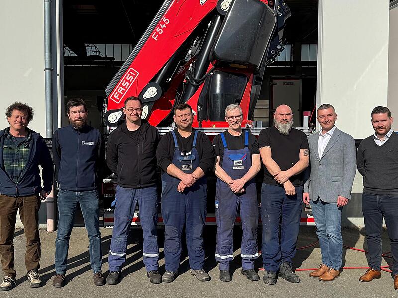 Die Jubilare von Zanner-Fahrzeugbau mit der Gesch&auml;ftsleitung und Produktionsleitung.
