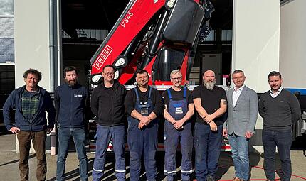Die Jubilare von Zanner-Fahrzeugbau mit der Gesch&auml;ftsleitung und Produktionsleitung.