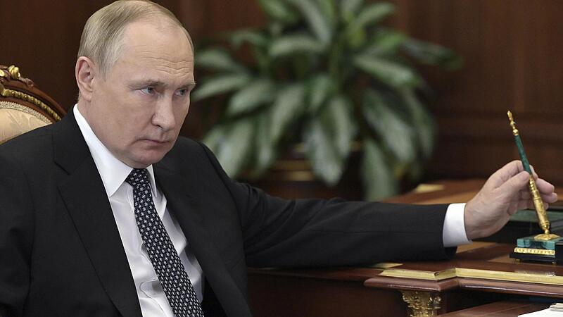 Dieses von der staatlichen russischen Nachrichtenagentur Sputnik via AP veröffentlichte Foto zeigt Wladimir Putin, den Präsidenten von Russland, während eines Treffens mit Ministern. Dieses von der staatlichen russischen Nachrichtenagentur Sputnik via AP veröffentlichte Foto zeigt Wladimir Putin, den Präsidenten von Russland, während eines Treffens mit Ministern.