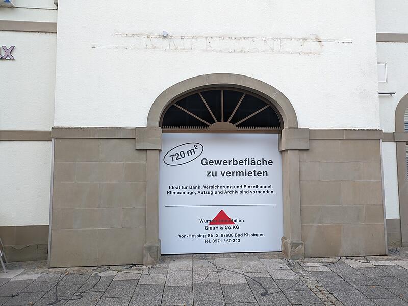 Die Commerzbank am Marktplatz in Bad Kissingen hat seit Mitte 2023 geschlossen. Die Commerzbank am Marktplatz in Bad Kissingen hat seit Mitte 2023 geschlossen.