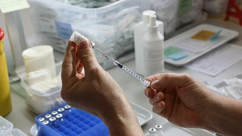 Arbeitnehmer in Schulen, Kindertagesst&auml;tten und Pflegeheimen m&uuml;ssen ihrem Arbeitgeber Auskunft dar&uuml;ber geben, ob sie gegen Covid-19 geimpft oder genesen sind.Forchheim & Fr&auml;nkische Schweiz