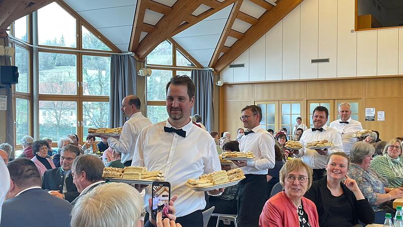Wie auf einem Traumschiff traten die M&auml;nner des BBV Ha&szlig;berge in fescher Aufmachung als Bedienungen f&uuml;r die Damen mit einer gro&szlig;en Kuchenauswahl auf.