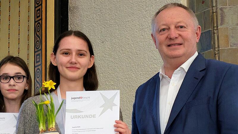 Sophie N&ouml;th vom Bad Kissinger Jack-Steinberger-Gymnasium (hier mit Landrat Thomas Bold) kam auf den ersten Platz in der Kategorie Biologie mit ihrem Projekt &bdquo;Immunhistologie zur Subdifferenzierung von Tumoren bei Afrikanischen Wei&szlig;bauch-Igeln&ldquo;.