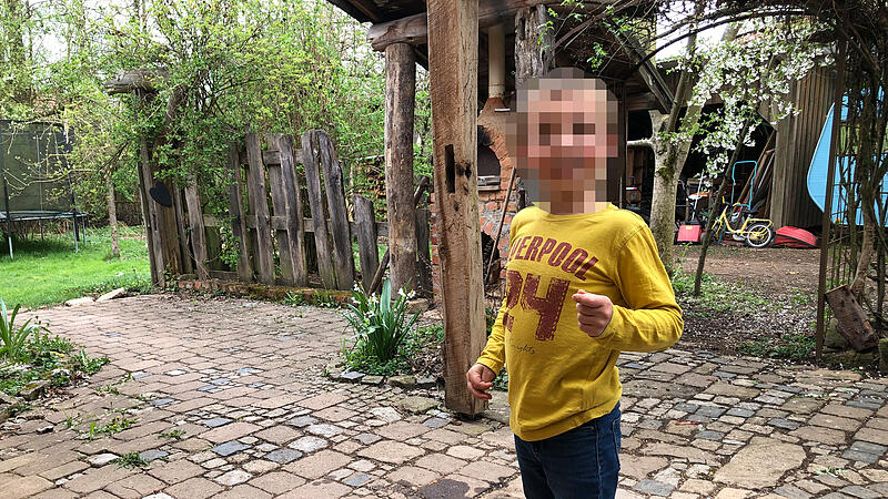 Fynn ist jetzt acht Jahre alt. Der liebenswerte Junge kam mit einem Heroinentzug auf die Welt.