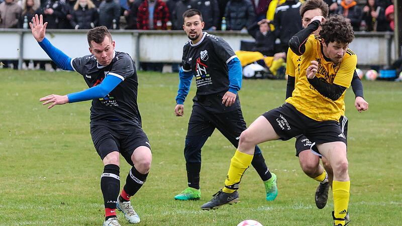 Beim Derby SG Küps/Schmölz gegen den SSV Ober-/Unterlangenstadt  Ende März 2025 hat der Oberlangenstadter Tim Gebert (schwarz) aus knapp 16 Metern eine Schusschance gegen  Thomas Schneiderwind. In der nächsten Saison wird der SSV Ober-/Unterlangen...