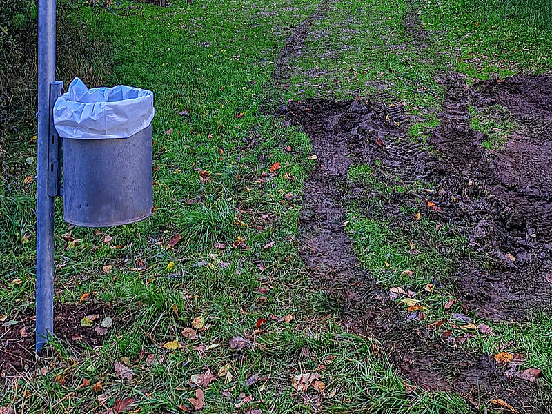 Auf der Wiese: Fahrspuren enden im tiefen Morast.