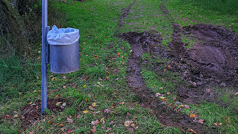 Naturspielplatz Coburg Scheuerfeld Matschmulde Auf der Wiese: Fahrspuren enden im tiefen Morast.