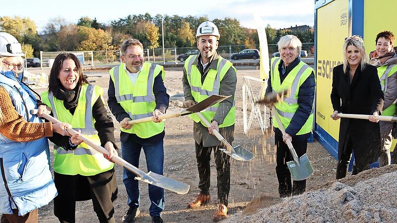 Alle am Bau Beteiligten gaben mit einem symbolischen Spatenstich den Startschuss f&uuml;r den Neubau.
