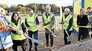 Alle am Bau Beteiligten gaben mit einem symbolischen Spatenstich den Startschuss f&uuml;r den Neubau.