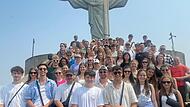 Das Jugendmusikkorps am 5. September auf dem Berg Corcovado vor der ber&uuml;hmten Christusstatue.