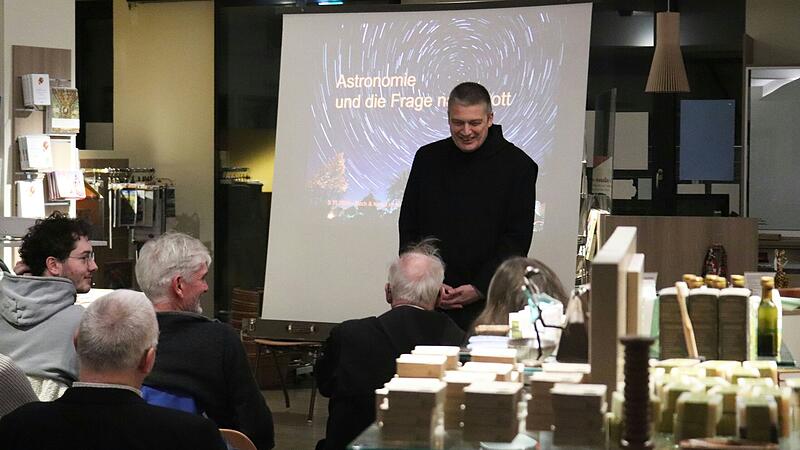 Pater Christoph Gerhard im Gespr&auml;ch mit dem Publikum.