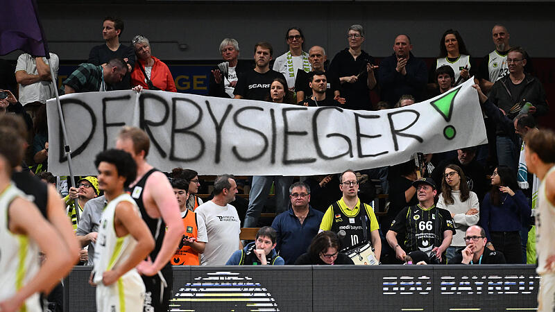 Die Bayreuther Fans feierten den deutlichen Erfolg gegen den fr&auml;nkischen Rivalen aus N&uuml;rnberg.