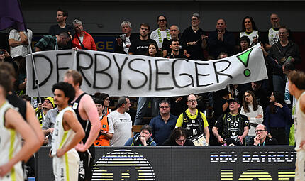 Die Bayreuther Fans feierten den deutlichen Erfolg gegen den fr&auml;nkischen Rivalen aus N&uuml;rnberg.