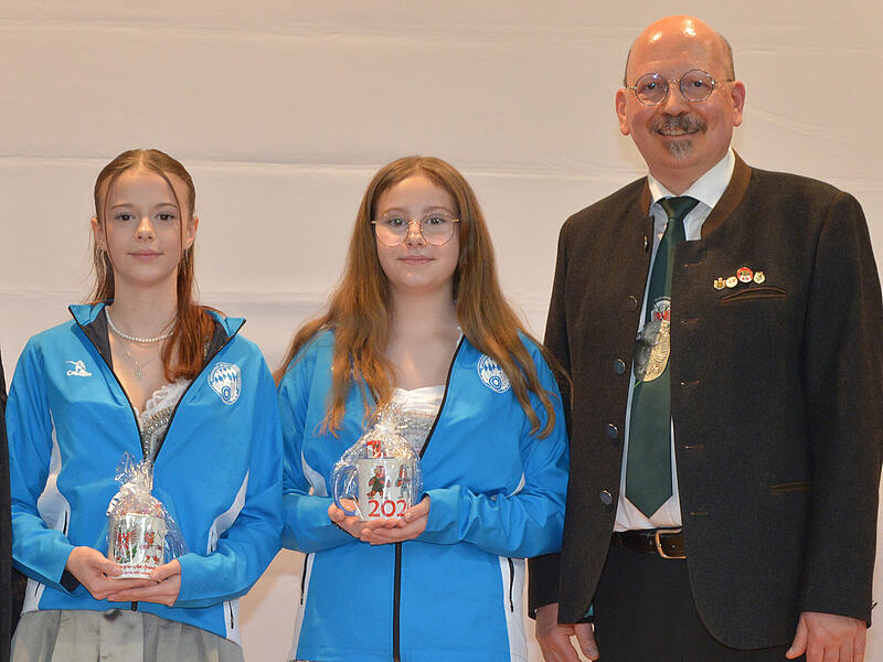 Gauschützentag in Stadtsteinach 2026 Emmy (rechts) und Lotte Grünwald vertreten den Gau im bayerischen Landeskader und gelten als die Nachwuchstalente schlechthin.