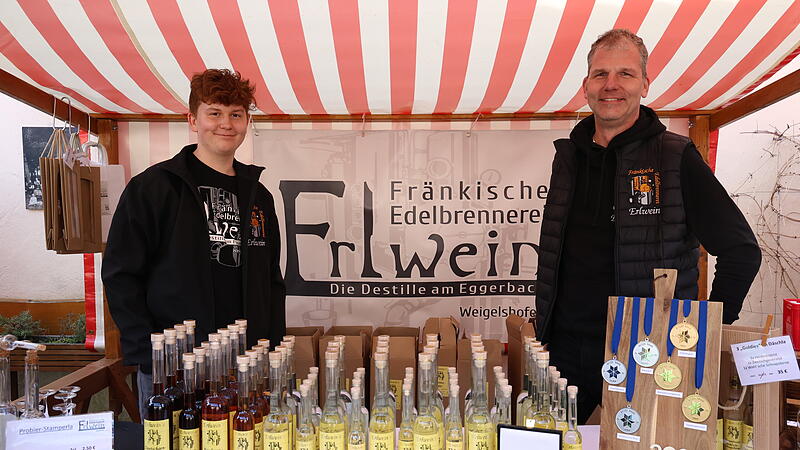 Matthias Erlwein und sein Sohn Jona stehen  am Stand mit ausgew&auml;hlten Brenn-Spezialit&auml;ten aus Weigelshofen.