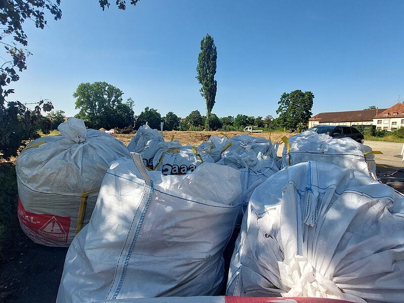 Es liegen wieder Big Bags auf dem Gel&auml;nde, wieder enthalten einige asbesthaltigen Abfall.