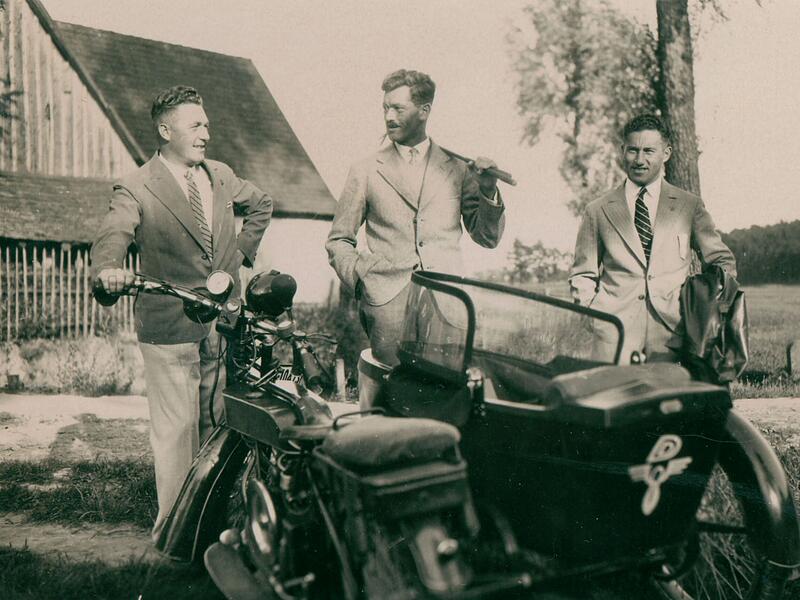 Dassler Aus der Geschichte der Gründer von Adidas und Puma ist erstmals ein Theaterstück entstanden. "Die Erfindung der Schuhe" wird im Oktober am Staatstheater Nürnberg uraufgeführt. Das Bild zeigt: Rudolf (l.) und Adolf Dassler (r.) mit Reichssporttrainer Josef Waitzer im Jahr 1930.